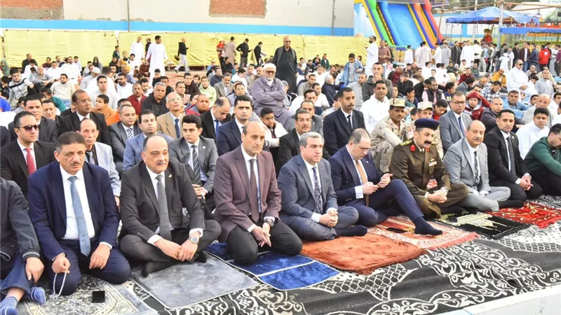 محافظ أسيوط يؤدي صلاة عيد الفطر وسط حضور جماهيري كبير