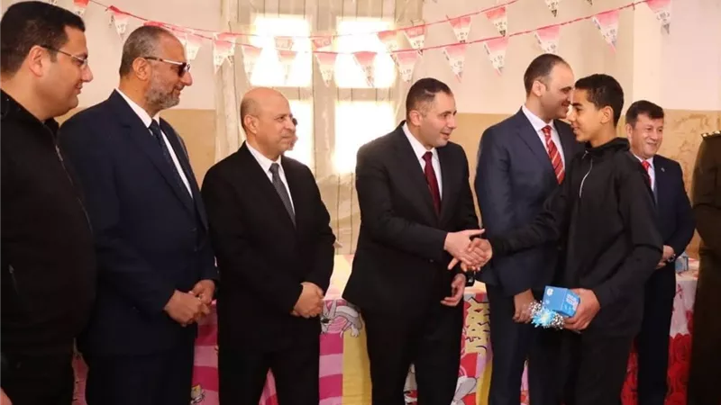 محافظ دمياط يوزع الورود والهدايا على أبناء مؤسسة البنين بفارسكور