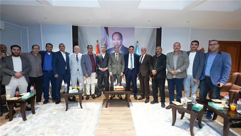 أجواء احتفالية بديوان محافظة أسيوط خلال استقبال المهنئين بالعيد