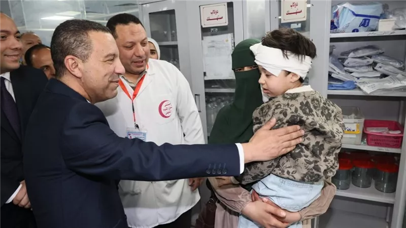عيد الفطر في المستشفى.. محافظ المنوفية يشارك الأسر الفلسطينية الفرح والكحك
