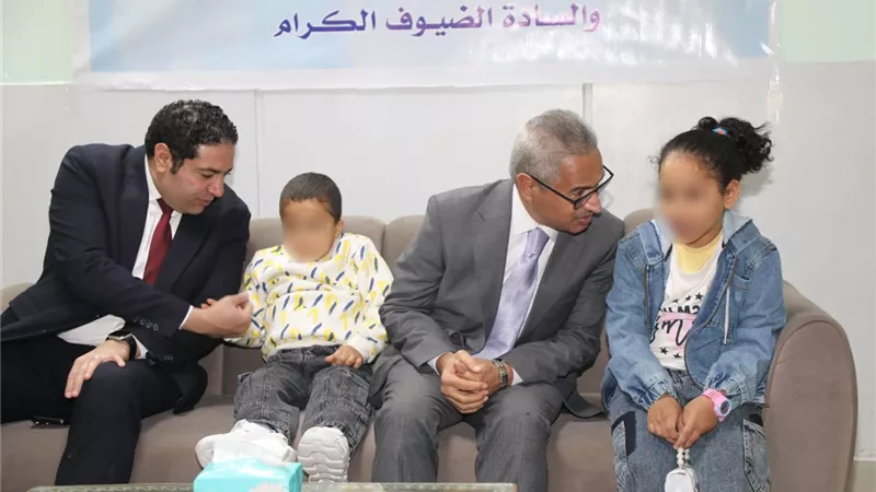 وزع عليهم كعك وبسكويت.. محافظ بني سويف يُعيد على الأيتام والمسنين