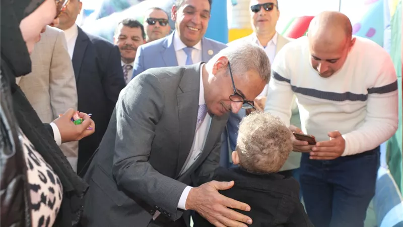 محافظ بني سويف يشارك المواطنين بالممشى السياحى فرحتهم بعيد الفطر المبارك 