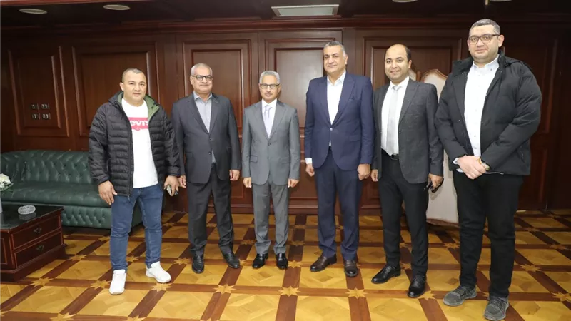 محافظ بني سويف يستقبل المهنئين بعيد الفطر بمكتبه بديوان المحافظة