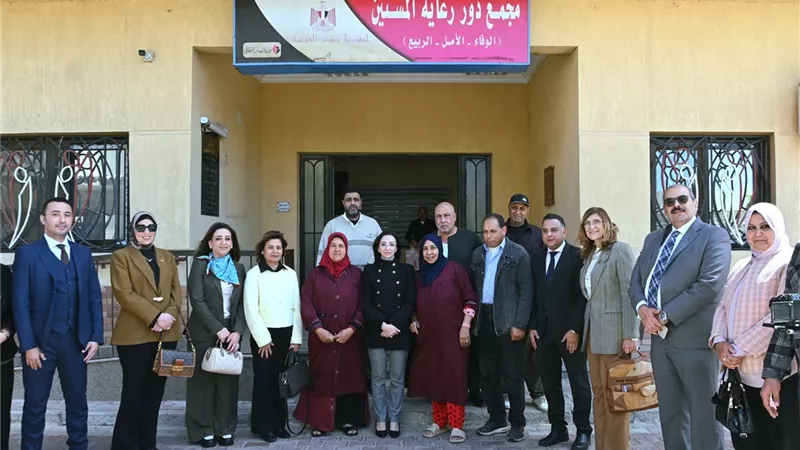 لفتة إنسانية.. محافظ البحيرة تحتفل بالعيد مع كبار السن والأطفال