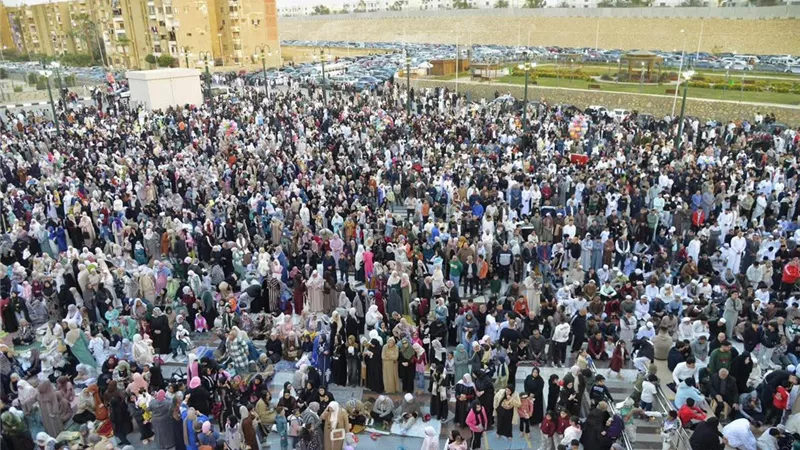 المقطم في ثوب العيد.. مئات الآلاف يحتشدون لصلاة الفطر بمسجد العزيز الحكيم