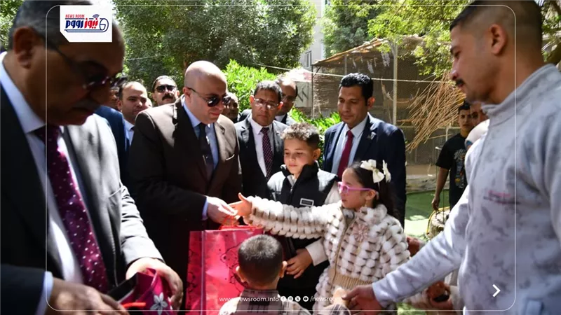 محافظ الفيوم يشارك المواطنين فرحة عيد الفطر.. ويوزع الهدايا على الأطفال