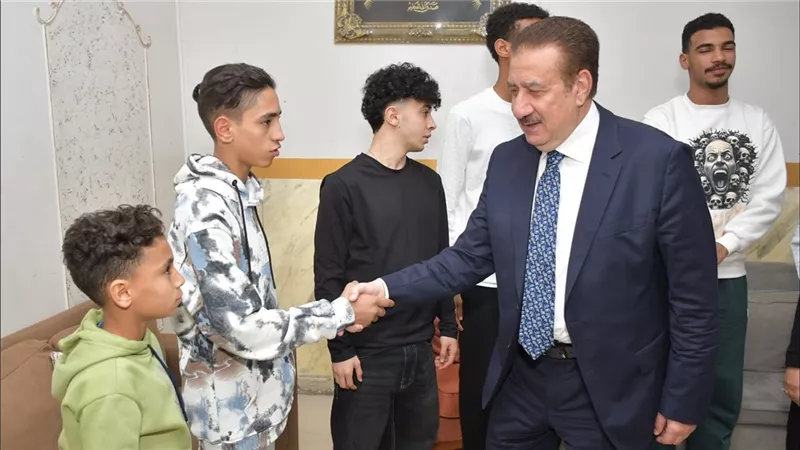 محافظ بورسعيد يوزع العيديات على الأطفال الأيتام لتهنئتهم بعيد الفطر المبارك 