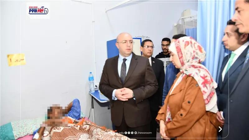 محافظ الفيوم يزور المرضى بالمستشفى العام لتهنئتهم بعيد الفطر