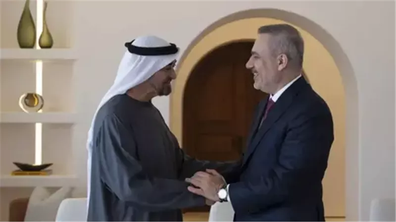 رئيس الإمارات يستقبل وزير خارجية تركيا لبحث الاعتداءات الإيرانية على المنطقة 
