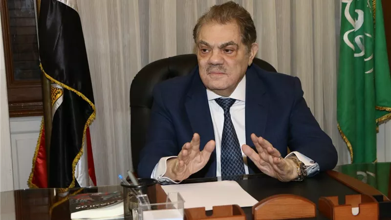 رئيس الوفد يوزع شهادات 