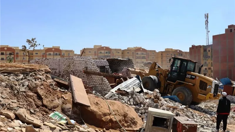 محافظ أسوان يوجه بتحرير محاضر إحالة للنيابة العسكرية لإعادة البناء المخالف