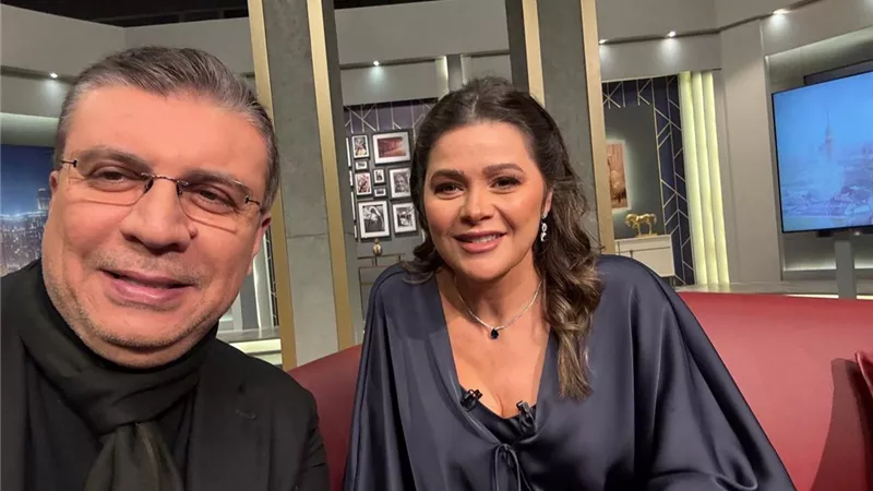 عمرو الليثي يكرم الفنانة يسرا اللوزي ويهديه درع لتميزه بمسلسل كان ياما كان