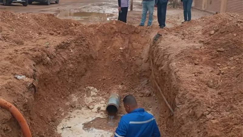  إصلاح كسر ماسورة مياه بمدينة السلام 1 بالسويس  وانقطاع مؤقت للمياه 