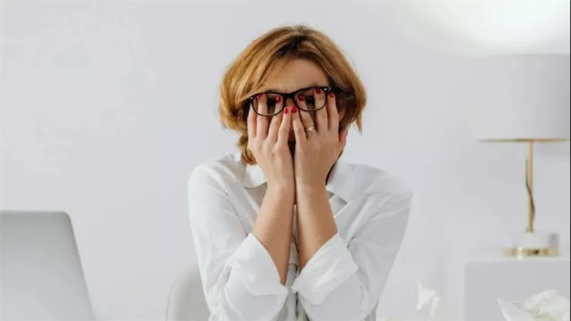 هل شعورك بالضغط النفسي يؤثر على صحة دمك؟ إليك الحقيقة