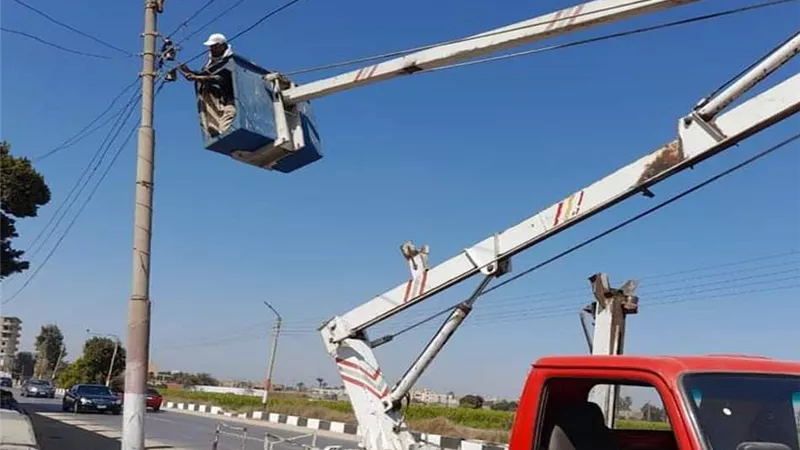 صيانة مكثفة لأعمدة الإنارة بقرى بسيون ورفع كفاءة الشوارع خلال 24 ساعة
