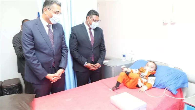 صورة مريض صغير تتصدر السوشيال خلال زيارة محافظ البحر الأحمر للمستشفيات 