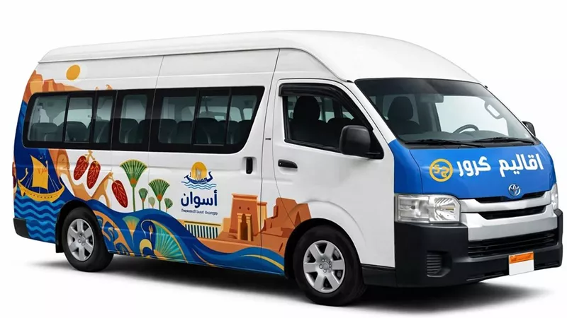 محافظ أسوان يوجه باستكمال تركيب الهوية البصرية واللون المحدد لسيارات الأجرة
