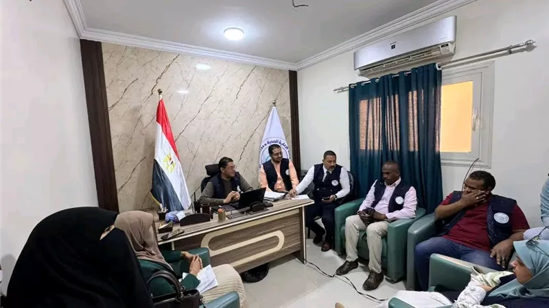 انعقاد غرفة الطوارئ بفرع الرعاية الصحية بأسوان  لمتابعة انتظام العمل في العيد 