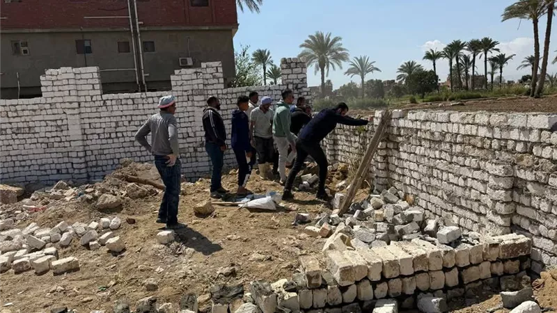 إزالة 3 حالات تعدي على الأراضي الزراعية بحي الجناين في السويس