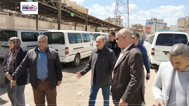 سكرتيرعام الفيوم يتفقد مواقف السيارات للتأكد من الالتزام بالتعريفة المقررة