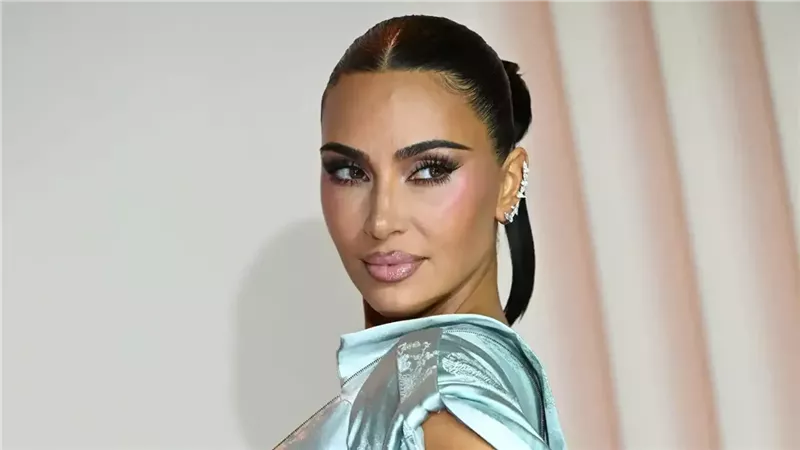 كيم كارداشيان ولويس هاميلتون يتألقان في أول ظهور علني بطوكيو