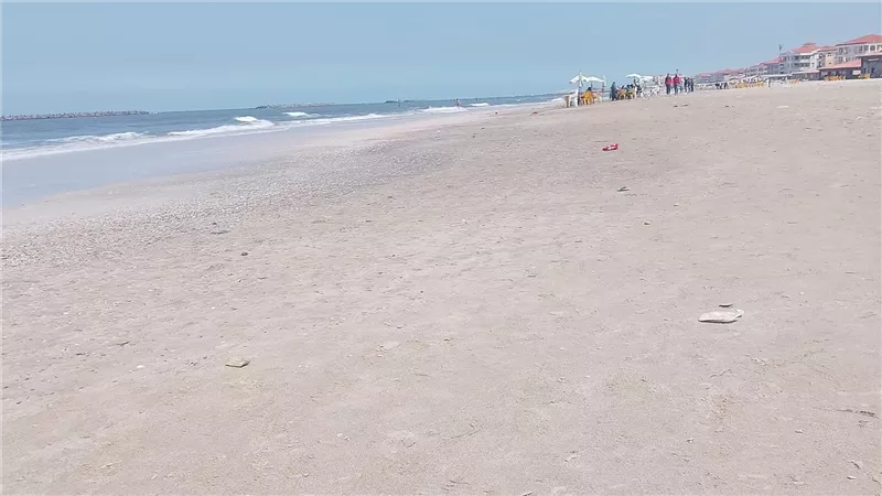 انحسار مياه شاطئ رأس البر وظهور مساحات رملية واسعة على الشاطئ