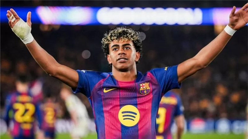 بعلم فلسطين.. لامين يامال يحتفل بتتويج برشلونة بالدوري الإسباني 