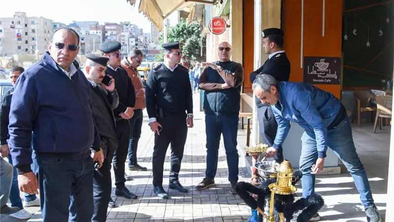 غلق 23 مقهى.. محافظ الإسكندرية يقود حملات مكثفة لإعادة الانضباط ورفع الإشغالات