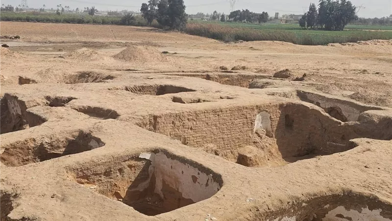 تفاصيل الكشف عن مبنى أثري يعود للقرن الخامس الميلادي بمنطقة القلايا في البحيرة