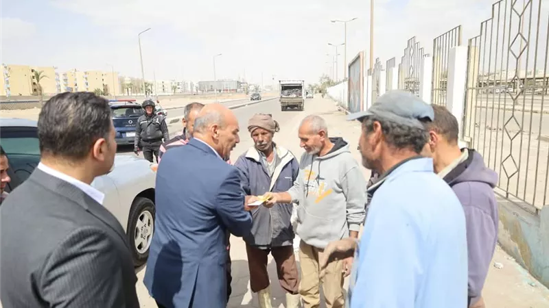 محافظ السويس يوجه بتكثيف أعمال النظافة ويشيد بجهود العمال خلال إجازة العيد