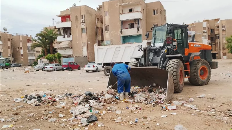 تكثيف الجهود لرفع كفاءة النظافة العامة ورفع الإشغالات بأحياء السويس 