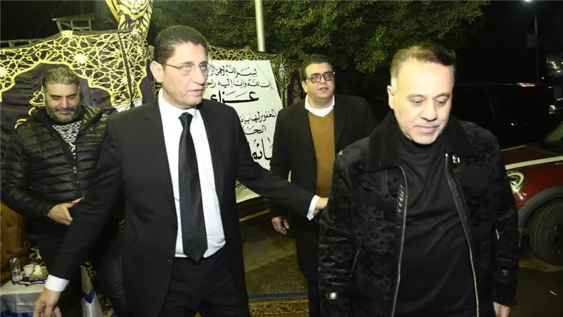 بحضور بعض نجوم الفن .. محمد سري يتلقى عزاء والدة زوجته |صور  