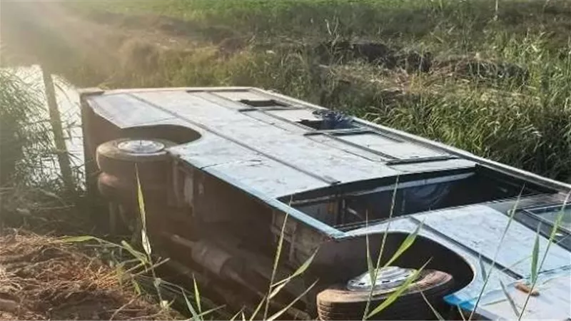 إصابة 16 شخص فى حادث انقلاب أتوبيس رحلات بترعة البراجيل بأوسيم|صور