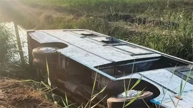 التحقيق في واقعة انقلاب أتوبيس رحلات بترعة البراجيل بأوسيم