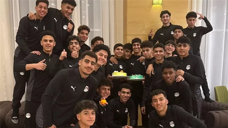 منتخب الناشئين يحتفل بعيد ميلاد أحمد صفوت وياسين هشام
