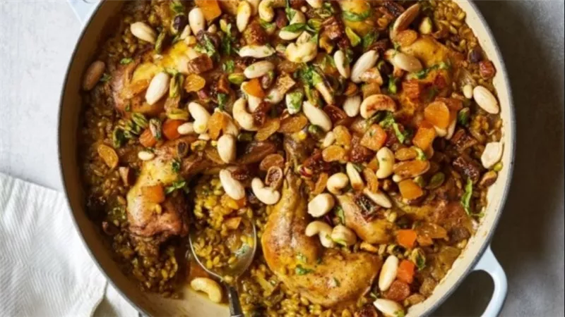 طريقة تحضير دجاج بالزعفران مع الفريكة بخطوات سهلة ومذاق فاخر
