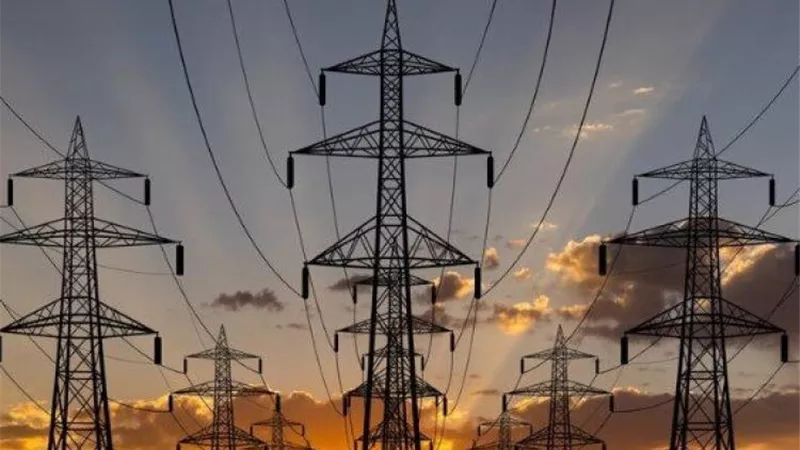 الكويت.. خروج 7 خطوط كهرباء عن الخدمة بعد سقوط شظايا صاروخية