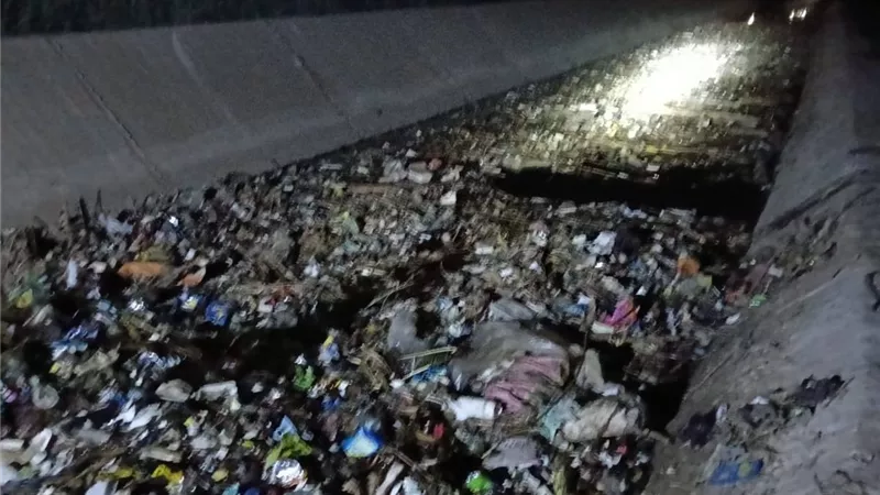 محافظ أسيوط يوجه بمواصلة أعمال تطهير الترع ورفع المخلفات بساحل سليم