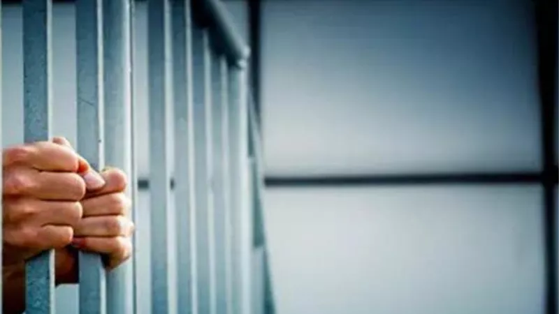 ضبط عاطل بعد سقوطه من سطح منزل أثناء محاولة القفز لمنزل جاره بالمنيا