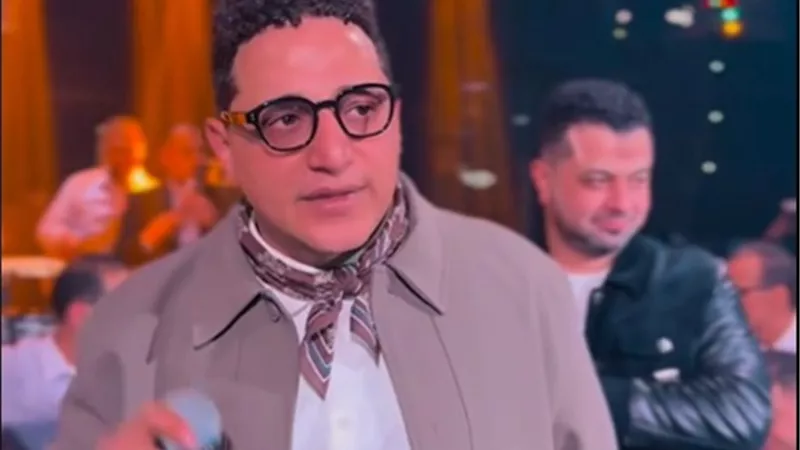 في إحدى حفلاته .. رضا البحراوي يغني لوالدته بعد رحيلها | فيديو 