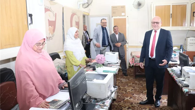 في أول يوم عمل عقب اجازة العيد.. رئيس جامعة سوهاج يهنئ الطلاب والعاملين