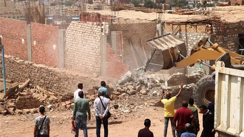 محافظ أسوان: لا تهاون فى إزالة التعديات والتعامل الفورى مع أى مخالفات 