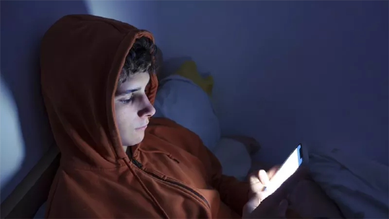 دراسة جديدة.. الهاتف وتأثيره الخفي على شيب الشعر وظهور التجاعيد