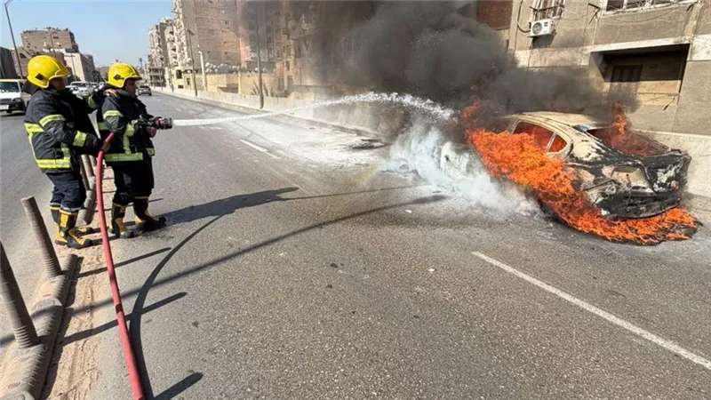 السيطرة على حريق نشب بسيارة ملاكي أعلى كوبري حدائق القبة بالقاهرة
