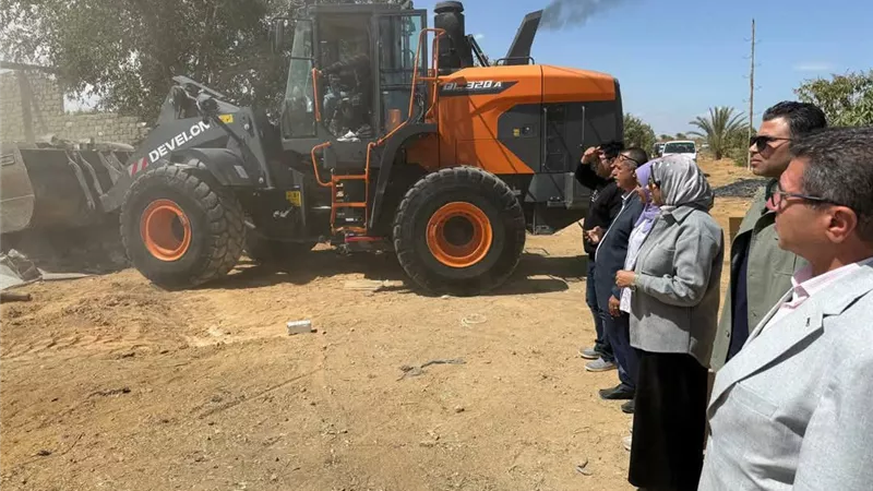 إزالة 3 حالات تعدي على الأرضي الزراعية بقرية محمد كريم بحي فيصل بالسويس