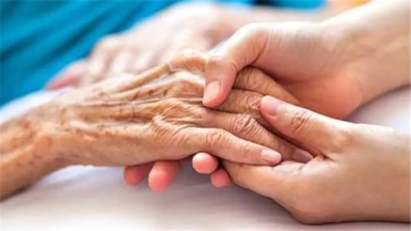 هل يمكن بر الوالدين بعد موتهما؟.. «الأزهر» يكشف الطريقة الصحيحة 