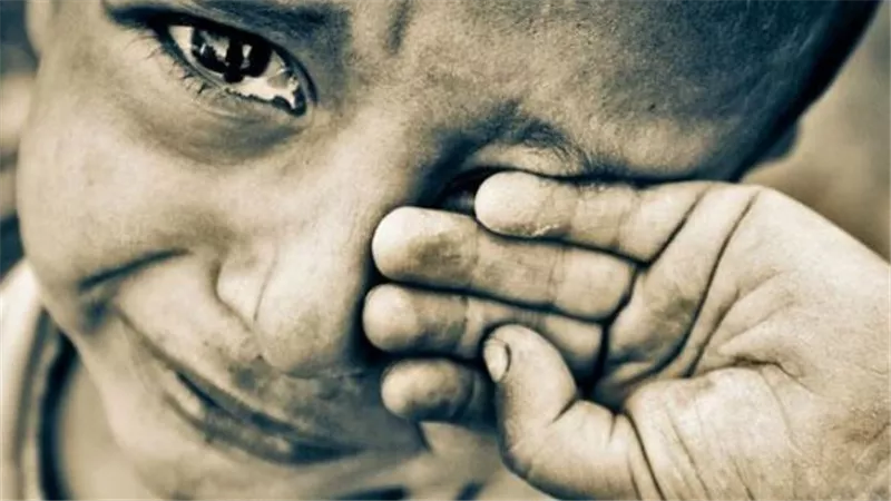 هل يجوز كفالة اليتيم في المنزل؟.. «الأزهر» يوضح كيف كان يتعامل النبي