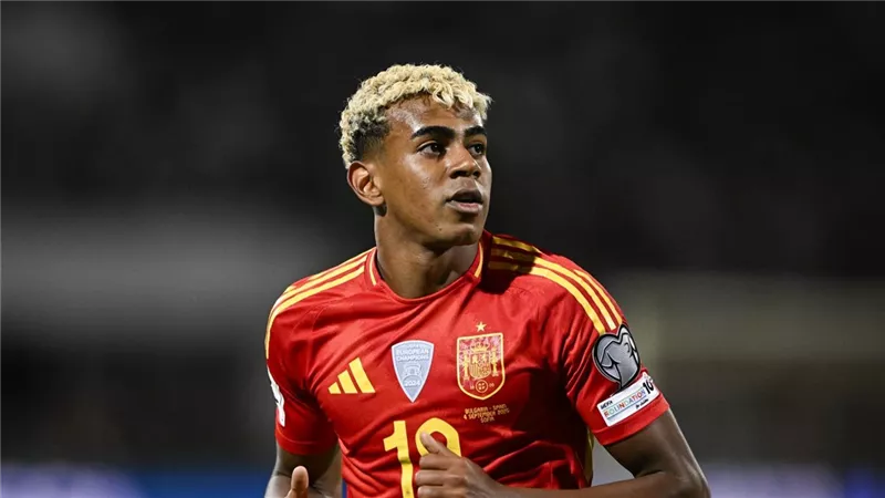 بسبب لامين يامال.. صدام بين برشلونة ومنتخب إسبانيا قبل ودية مصر 