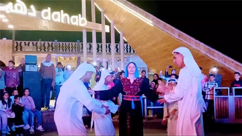 فرقة أطفال الطور للفنون الشعبية تتألق في حفل فني بممشى دهب السياحي