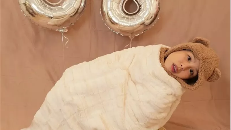 امرأة تصبح حديث الأنترنت بسبب قيامها بجلسة تصوير مولود جديد في عيد ميلادها
